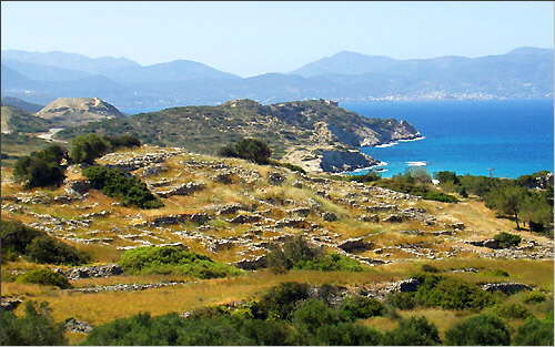 Agios Nikolaos: Blick von der Ausgrabungssttte Gournia